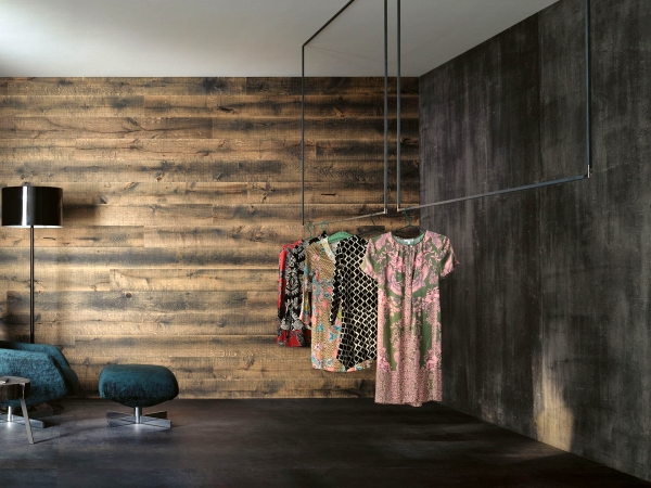 Wandverkleidung aus Holz mit Akustikpaneelen in einem Wohnraum