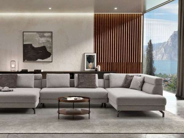 Sofa und Esstisch mit Stühlen in einem modernen Wohnbereich