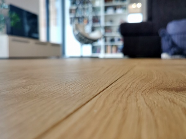 Verlegter Holzboden aus Eiche in einem Wohnraum